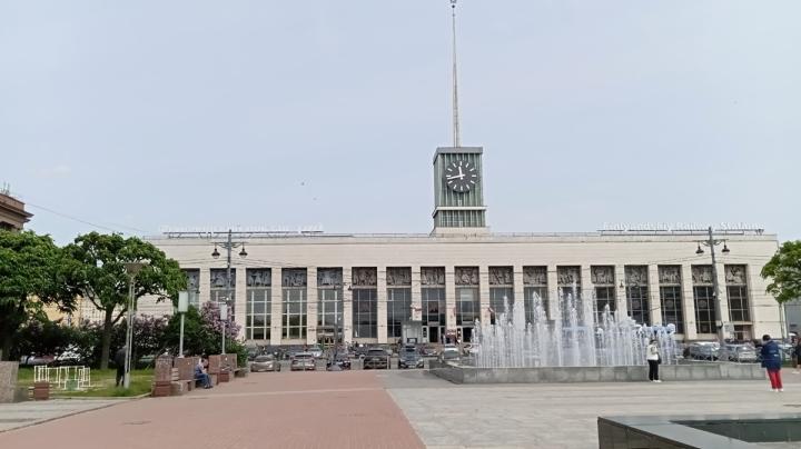 здание Финляндского вокзала в Петербуге