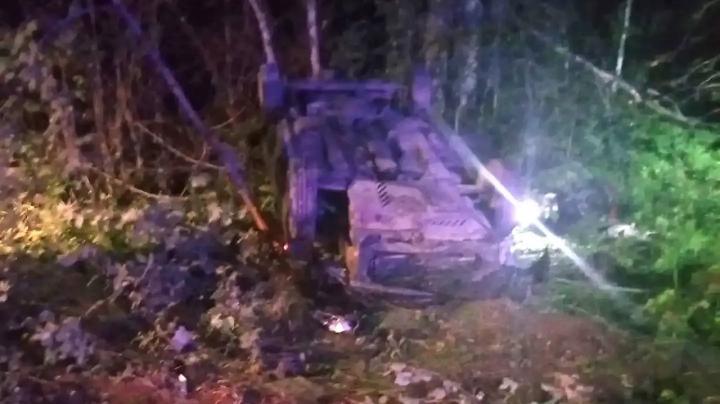 авто лежит на крыше в кювете