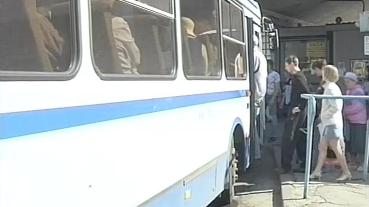 пассажиры заходят в автобус