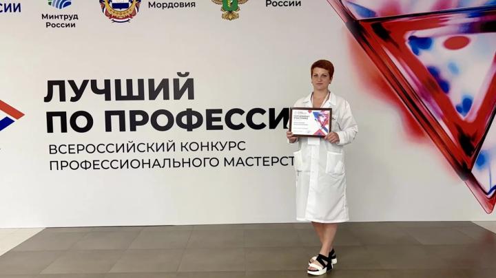 ветеринар на конкурсе с дипломом