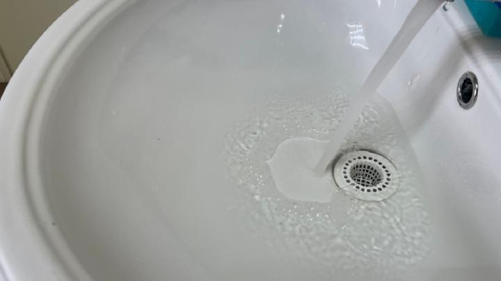 текущая из крана вода 