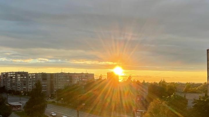 солнце всходит, яркие лучи на небе