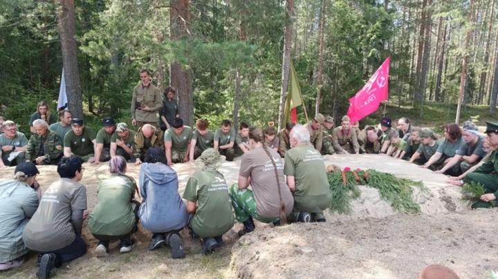 люди у захоронения павших воинов