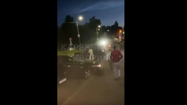 внедорожник протаранил машины, очевидцы подбежали к нему