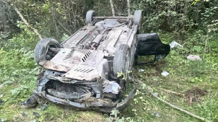 разбитый легковой автомобиль лежит на крыше