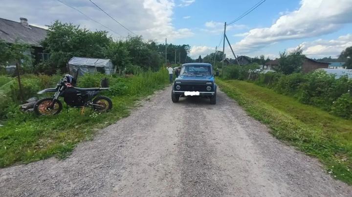 Нива и питбайк на проселочной дороге в Карелии