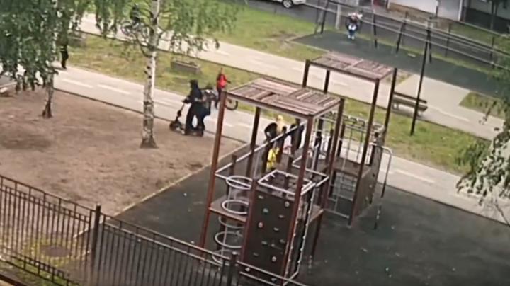 детская площадка, люди и двое едут на самокате