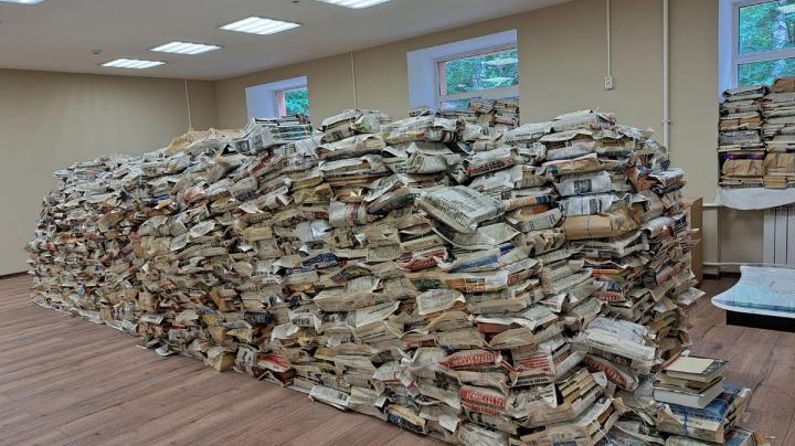 сваленные библиотечные книги в газетах