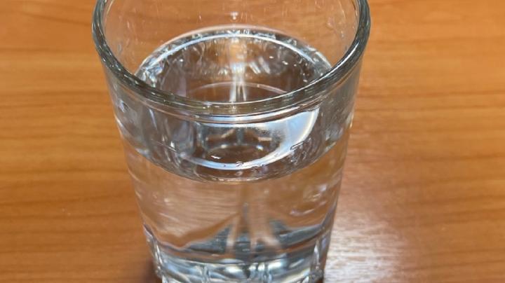 налитая в стакан вода