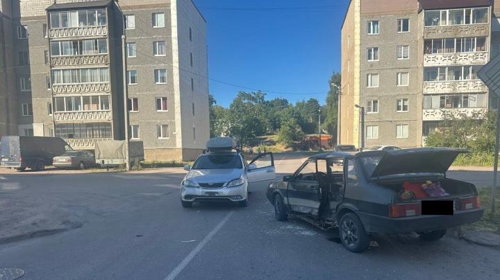 две разбитые после дтп машины 