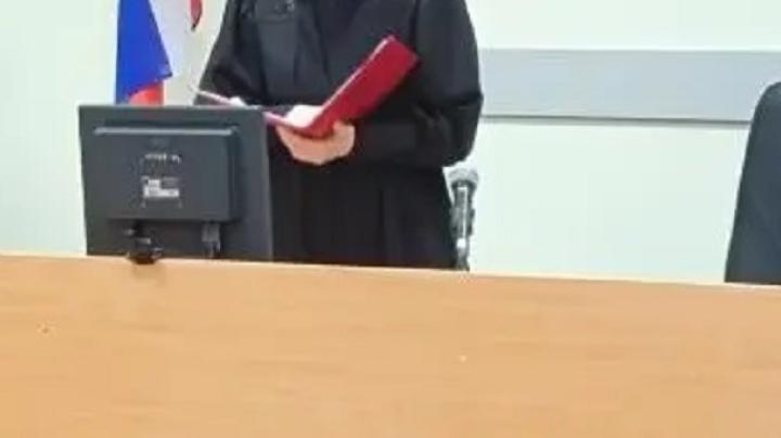 в суде судья зачитывает приговор