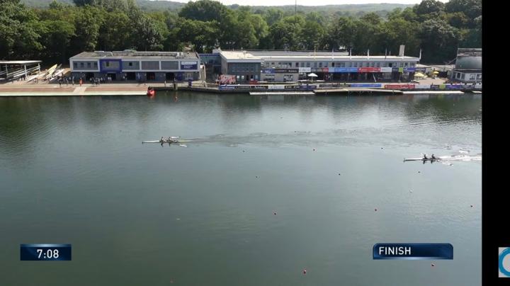 водный канал две лодки соревнуются на финише