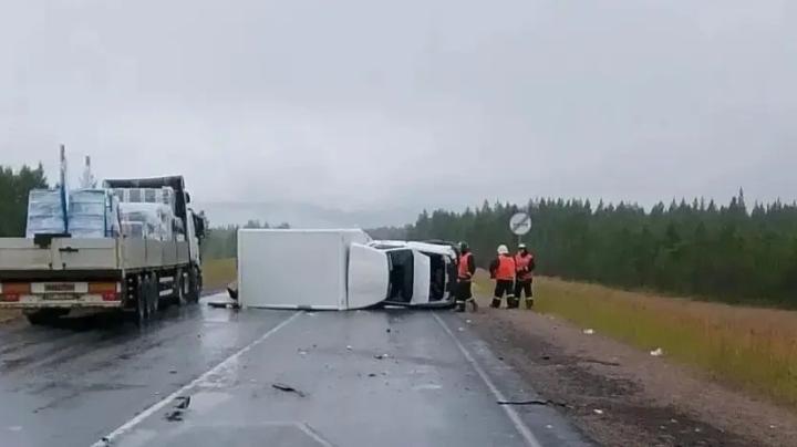 фургон лежит на боку на трассе