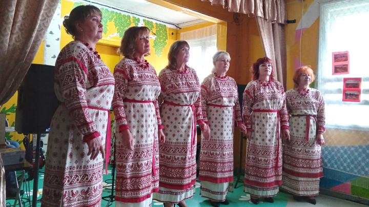 Самодеятельный коллектив на сцене