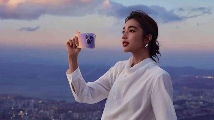 Девушка с HUAWEI