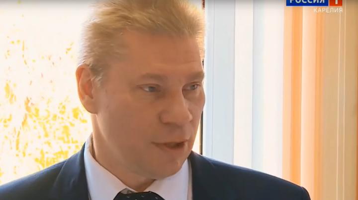 чиновник Минприроды Карелии что-то говорит