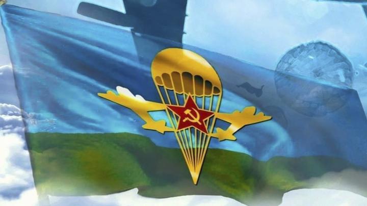 Флаг ВДВ на фоне неба