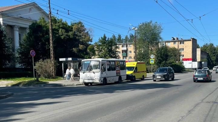 автобус и скорая стоят на остановке в Петрозаводске
