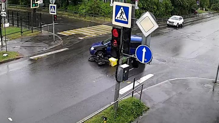 курьер врезался в автомобиль