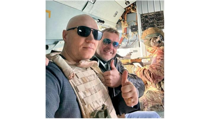 Мазуровский и еще кто-то в самолете с военным