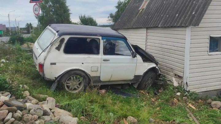 Нива врезалась в постройку