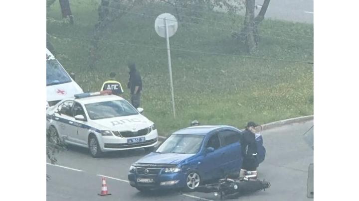 автомобиль и мотоцикл столкнулись