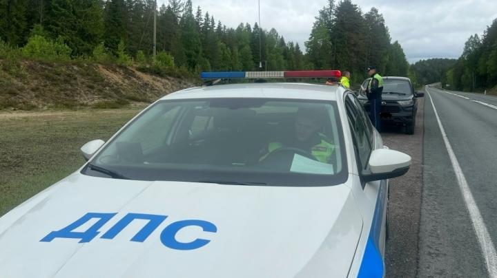 автомашина дпс на трассе 