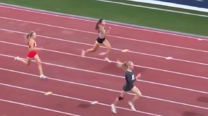 спортсменка из птз на дистанции в беге с барьерами