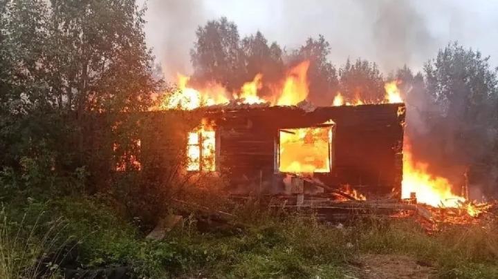 полыхающий дом в поселке