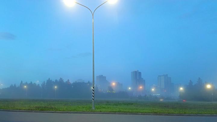 ночной город летом в тумане