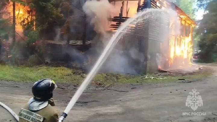 пожарные тушат горящий санаторий