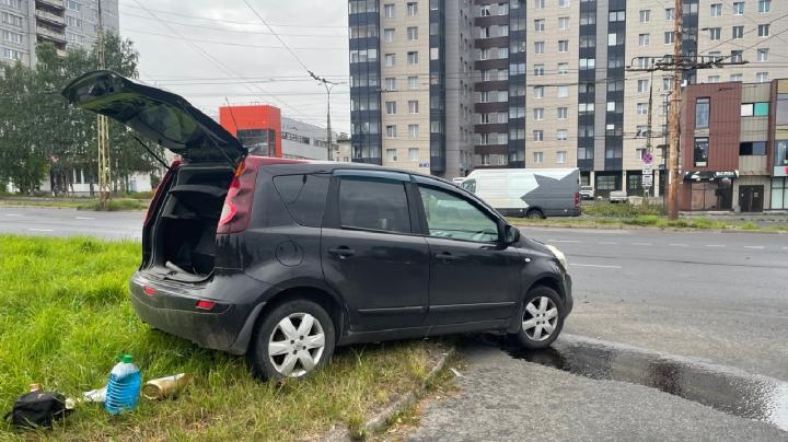 легковое авто на газоне после дтп
