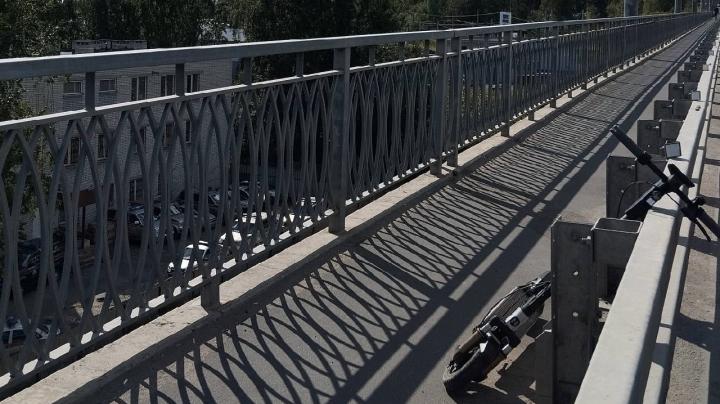 электросамокат на тротуаре на гоголевском мосту