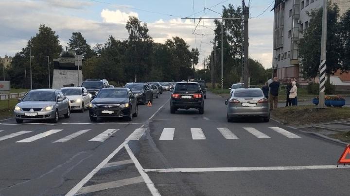 массовая авария на зебре с велосипедом и двумя авто 