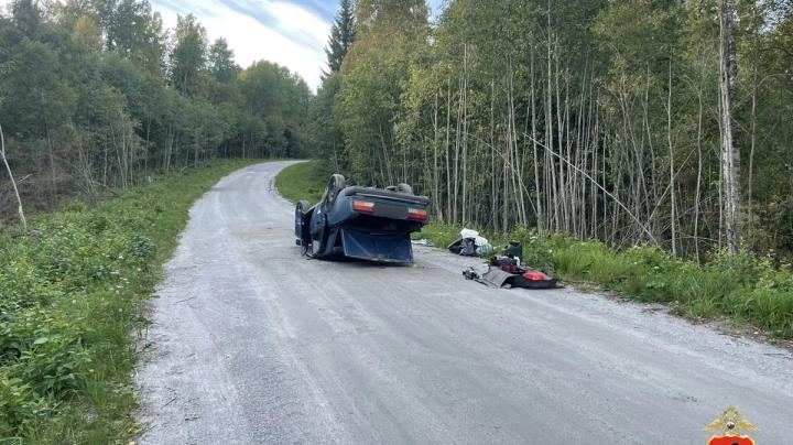 автомобиль стоит на крыше