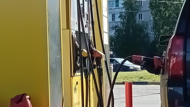 пистолет на колонке вставлен в бак автомобиля