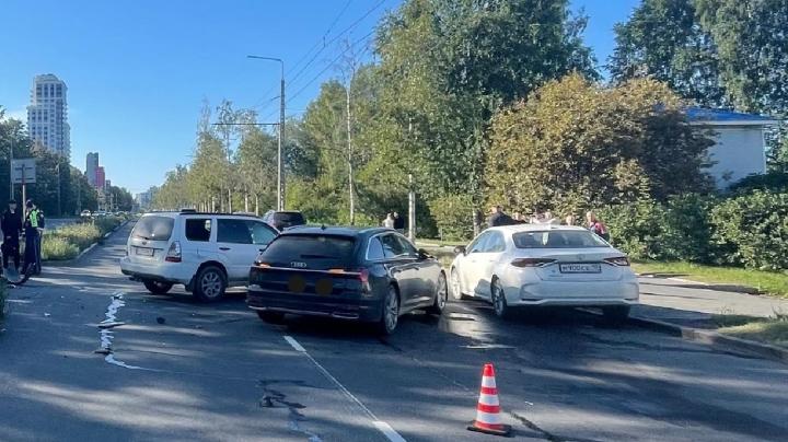 столкнувшиеся три легковушки