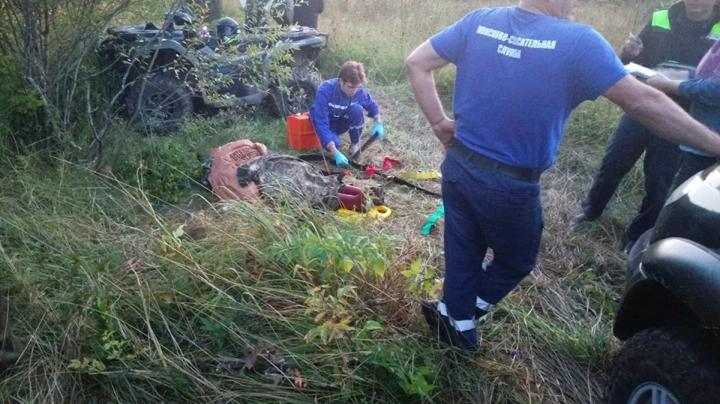 спасатели и медики около девушки в лесу