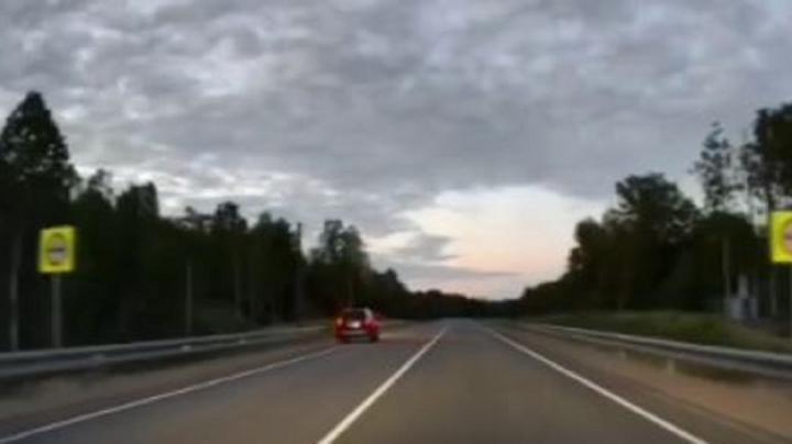 легковушка петляет по трассе 