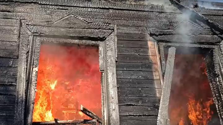огонь в окнах дома
