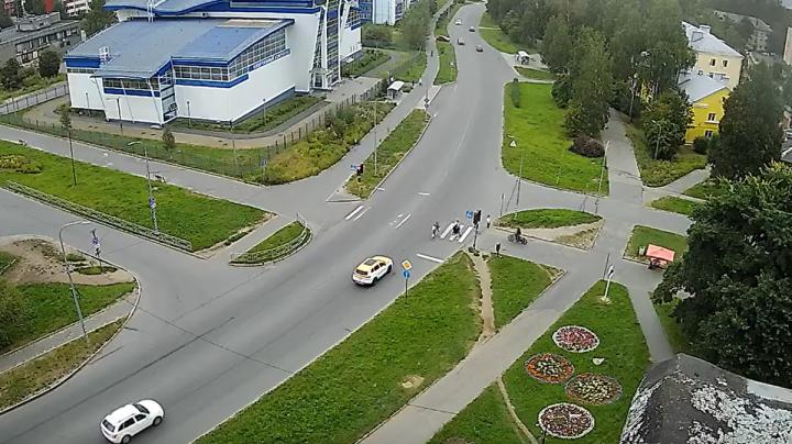 питбайк и пешеходы на улице Петрозаводска