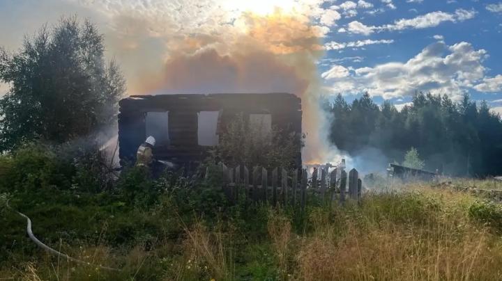 пожарные тушат горящий дом в дервене