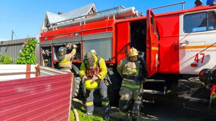 пожарные выходят из машины