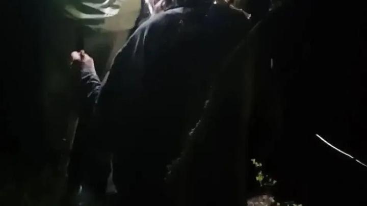 поисковики нашли заблудившуюся в лесу женщину