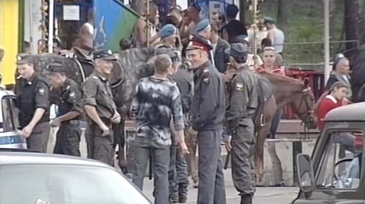 люди и полиция на улице Петрозаводска 20 лет назад
