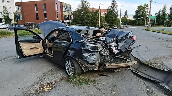 разбитая в хлам легковая машина