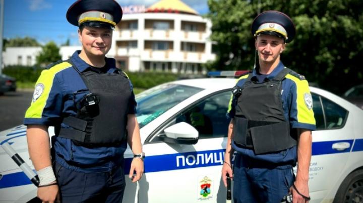 автоинспекторы у машины