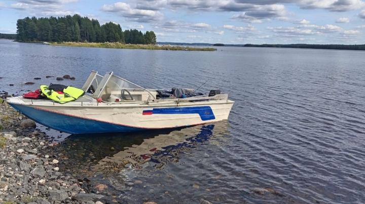 моторка у берега