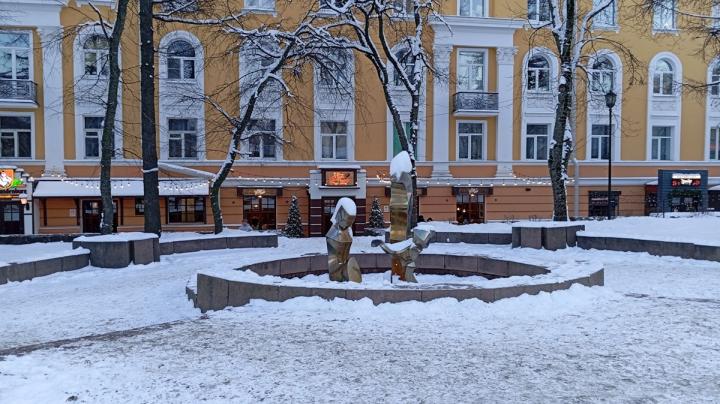 фонтан в сквере Петрозаводска зимой