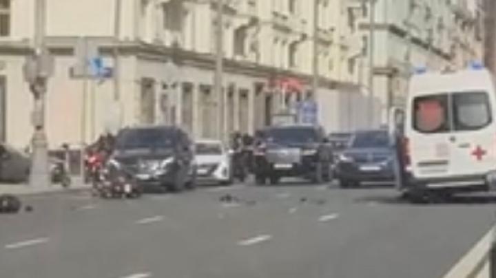 сбитый скорой мотоцикл в нескольких метрах от нее